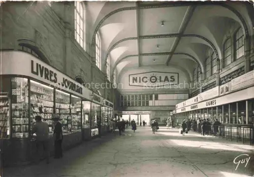 AK / Ansichtskarte PARIS 75 Gare-d Austerlitz Salle-des-pas-perdus Bahnhof Buchhandlung Tabac Nicolas Bahnreisende Gewoelbe