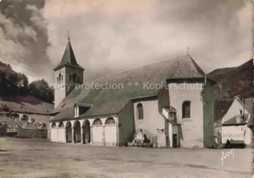 AK / Ansichtskarte Campan 65 Hautes-Pyrenees Kirche Glockenturm Friedhof Brunnen Arkaden Bergdorf Pyrenaeen