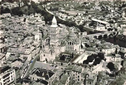 AK / Ansichtskarte PERIGUEUX 24 Dordogne Cathédrale-Saint-Front Fliegeraufnahme Kuppeln Altstadt Fluss Luftbild