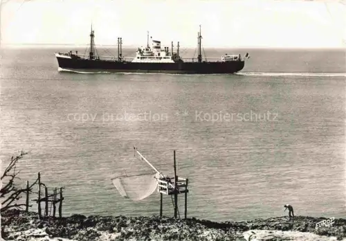 AK / Ansichtskarte SAINT-PALAIS-SUR-MER Rochefort 17 Charente-Maritime Passage-des-Cargos Frachtschiff Meer Carrelet Fischergestell Fischer