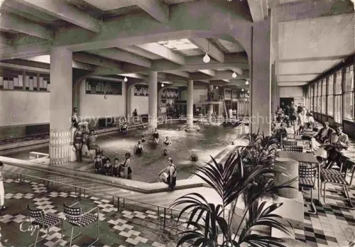 AK / Ansichtskarte VITTEL 88 Vosges Hallenbad Schwimmbad Saeulen Badegaeste Liegestuehle Palmen Sprungbrett Kacheln
