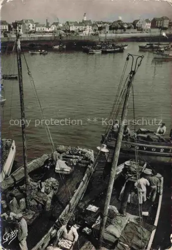 AK / Ansichtskarte QUIBERON Lorient 56 Morbihan Hafen Sardinenfischer Fischerboote Fischernetze Leuchtturm Matrosen Ortschaft