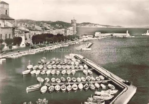 AK / Ansichtskarte La Ciotat MARSEILLE 13 Bouches-du-Rhone Hafen Yachthafen Segelboote Leuchtturm Uferpromenade Altstadt Kueste