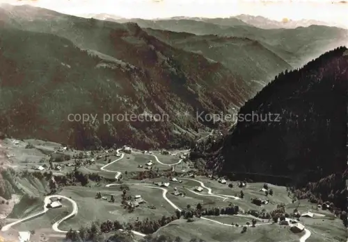 AK / Ansichtskarte Col des Aravis La Clusaz Annecy 74 Haute-Savoie Vallée-de-l Arondine Col-des-Aravis Bergtal Wiesen Haeuser Bergstrasse Wald Bergpanorama