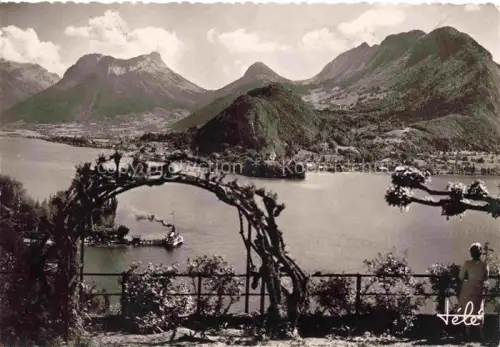 AK / Ansichtskarte Talloires ANNECY 74 Haute-Savoie Lac-d Annecy See Berge Presqu île-de-Duingt Boot Torbogen Frau Insel