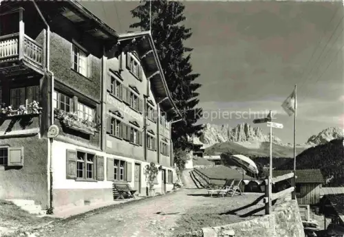 AK / Ansichtskarte Schuders Schiers Praettigau-Davos GR Gasthaus-Schweizertor Drusenfluh Alpendorf Bergpanorama Wegweiser Schweizer-Fahne Holzhaus