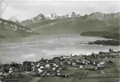 AK / Ansichtskarte Gwatt Gunten Thun BE Thunersee Berge Alpen Dorf Fliegeraufnahme Seeufer Felder