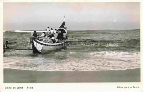 AK / Ansichtskarte Leiria PT Vieira-de-Leiria Praia Saída-para-a-Pesca Fischerboot Meer Wellen Fischer Strand