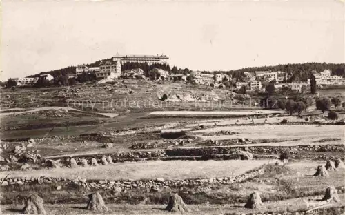 AK / Ansichtskarte Font-Romeu-Odeillo-Via PRADES 66 Pyrenees-Orientales Hotel Panorama Felder Wald Steinmauern Getreidehaufen Bergort