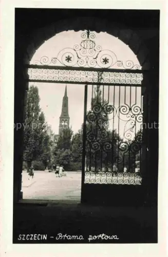 AK / Ansichtskarte Gotzlow Stettin Westpommern Brama-portowa Schmiedeeisernes-Tor Kirchturm Baeume Passanten Rundbogen