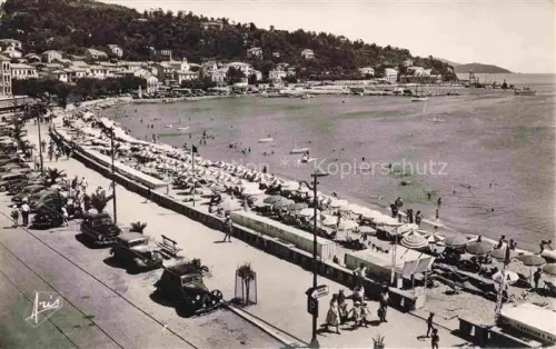 AK / Ansichtskarte LAVANDOU LE TOULON 83 Var La-Plage Strand Promenade Sonnenschirme Badegaeste Autos Bucht