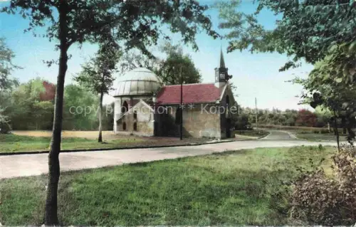 AK / Ansichtskarte Clichy-sous-Bois 93 Seine-Saint-Denis Notre-Dame-des-Anges Kapelle Kuppel Kirchturm Gruenanlage Baeume Weg