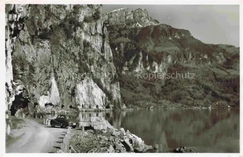 AK / Ansichtskarte Bauen URI UR Vierwaldstaettersee Bauenstock Felsen Seeufer Strasse Auto Berge