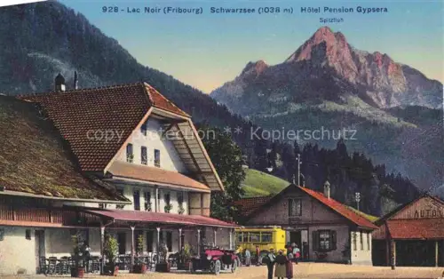 AK / Ansichtskarte Schwarzsee Lac Noir 1050m Sense FR Hotel-Pension-Gypsera Spitzfluh Berge Alpen Automobil Terrasse Gaeste Schwarzsee