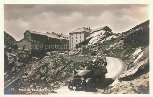 AK / Ansichtskarte Grand-St-Bernard 2469m Martigny VS Hospice Passstrasse Automobile Felsen Bergpass Gebaeude Gebirge