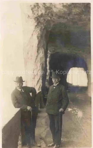 AK / Ansichtskarte Axen Axentunnel Axenstrasse Vierwaldstaettersee Felsentunnel Maenner Huete