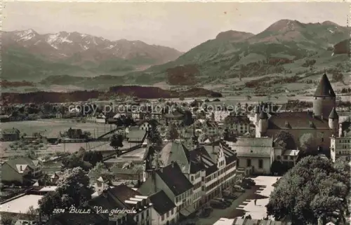 AK / Ansichtskarte BULLE FR Schloss Stadtturm Altstadt Berge Alpen Vue-générale Daecher