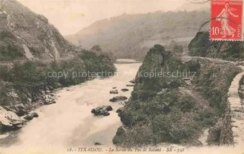 AK / Ansichtskarte Itxassou Itsatsou Bayonne 64 Pyrenees-Atlantiques Pas-de-Roland Fluss Schlucht Felsen Berge Wald Weg
