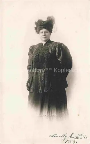 AK / Ansichtskarte Neuilly-sur-Seine 92 Hauts-de-Seine Portrait Frau Hut elegante-Kleidung Fotokarte