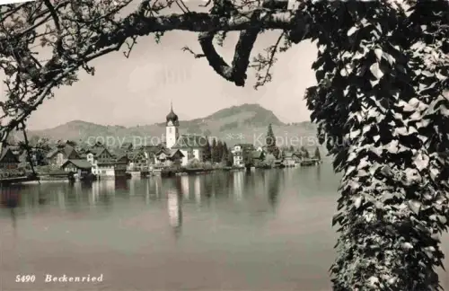 AK / Ansichtskarte Beckenried Vierwaldstaettersee NW Vierwaldstaettersee Kirche Dorf See Baeume Huegel