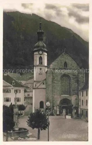 AK / Ansichtskarte CHUR Coire GR Hofkirche Kirchturm Brunnen Platz Berge Altstadt