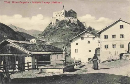 AK / Ansichtskarte Villa Tarasp GR Schloss-Tarasp Burg Unter-Engadin Dorf Brunnen Baeuerin Gehoeft