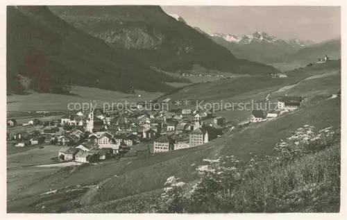 AK / Ansichtskarte Zuoz Maloja GR Dorf Kirche Engadin Tal Berge Wiesen Haeuser Panorama