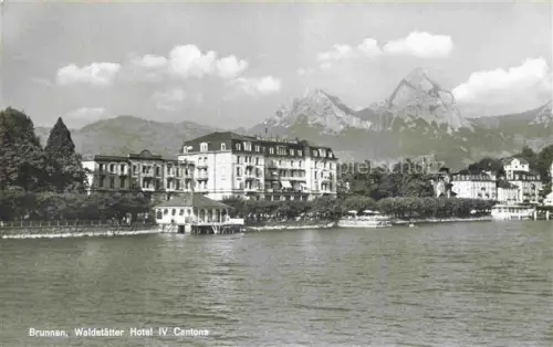 AK / Ansichtskarte Brunnen Vierwaldstaettersee SZ Waldstaetter-Hotel-IV-Cantons Vierwaldstaettersee Berge Hotelufer Dampfschiff