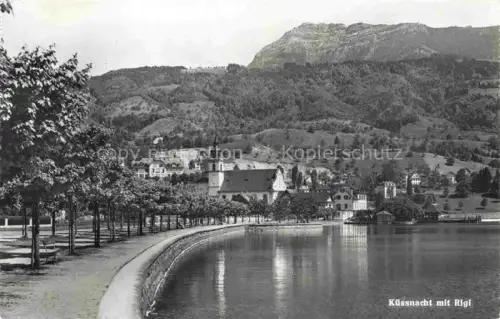 AK / Ansichtskarte KuessNACHT Vierwaldstaettersee SZ Rigi Vierwaldstaettersee Uferpromenade Kirche Ortschaft See Berge Baeume