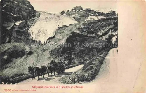 AK / Ansichtskarte Madatschferner Stilfserjochstrasse 2750m Passo dello Stelvio IT Stilfserjochstrasse Madatschferner Gletscher Kutsche Pferde Passstrasse Berge Schnee