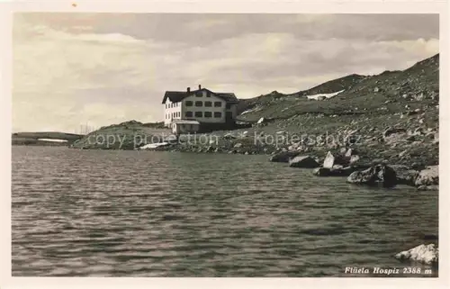 AK / Ansichtskarte Flueela-Hospitz 2389m Flueelapass GR Flueela-Hospiz Bergsee Berghotel Geroell Hochgebirge Felshang