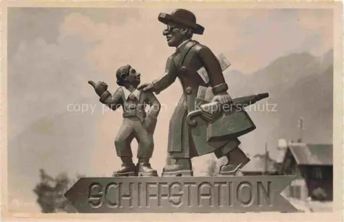 AK / Ansichtskarte Brienz Brienzersee BE Schnitzerei Wegweiser Schiffstation Holzfiguren Schnitzlerschule Denkmal