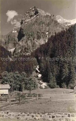 AK / Ansichtskarte Lenk Simmental BE Simmenstuerze Wasserfall Bergbach Nadelwald Alpenwiese Zaun Berglandschaft