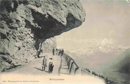 AK / Ansichtskarte Bruenig BE Bruenigstrasse Felswand Passstrasse Bergpanorama Schneeberge Wanderer Felsueberhang