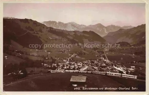 AK / Ansichtskarte Zweisimmen BE Montreux-Oberland-Bahn Zug Tal Bergpanorama Dorf Wiesen Eisenbahn