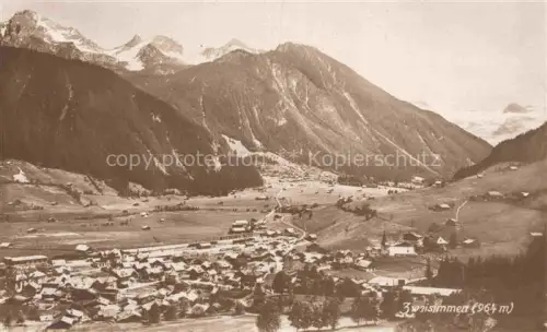 AK / Ansichtskarte Zweisimmen BE Tal Bergpanorama Schneeberge Dorf Wiesen Tannenwald Gesamtansicht
