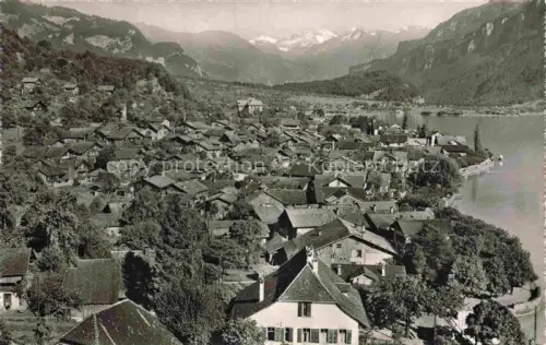AK / Ansichtskarte Brienz Brienzersee BE Hasliberg Brienzersee Dorf Haeuser Bergpanorama Schneeberge See