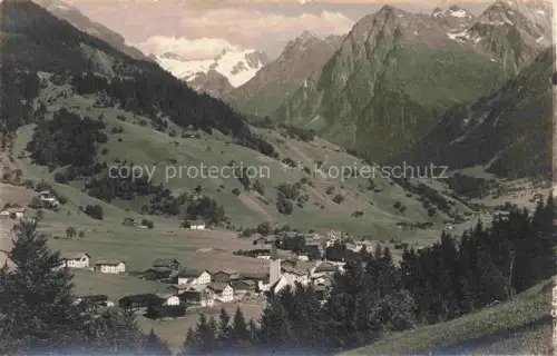AK / Ansichtskarte Klosters-Serneus GR Klosters Silvretta-Gruppe Ortschaft Tal Bergkette Wiesen Kirche Alpendorf