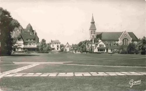 AK / Ansichtskarte LE TOUQUET-PARIS-PLAGE 62 Pas-de-Calais Hôtel-de-Ville Kirche Jardin-d Ypres Rasenflaeche Villen Kirchturm Stadtpark