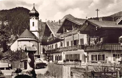 AK / Ansichtskarte Farchant Dorfplatz Kirche Zwiebelturm Balkonhaus Bayerischer-Stil Auto Kreuz Bergpanorama