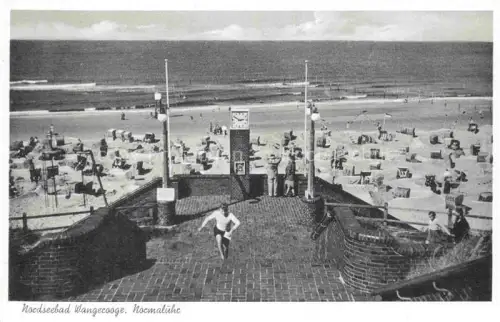 AK / Ansichtskarte WANGEROOGE Wangeroog Nordseebad Strand Strandkoerbe Nordsee Normaluhr Uhrturm Badegaeste Insel