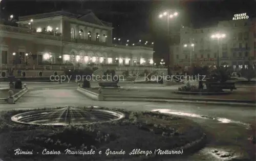 AK / Ansichtskarte RIMINI IT Casino-Municipale Grande-Albergo Notturno Nachtaufnahme Park Brunnen Laternen
