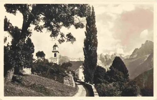 AK / Ansichtskarte Soglio Maloja GR Bondascagruppe Kirchturm Bergell Zypressen Gebirge Dorfweg