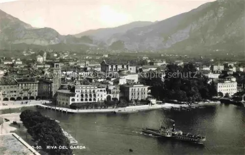 AK / Ansichtskarte Riva sul Garda Riva del Garda IT Lago-di-Garda Stadtpanorama Torre-Apponale Dampfschiff Hafen Berge