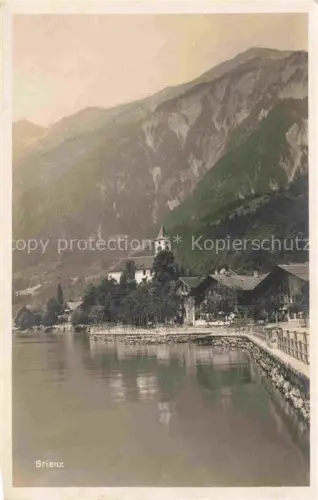 AK / Ansichtskarte Brienz Brienzersee BE Brienzersee Kirche Seeufer Berge Spiegelung Steg Dorf