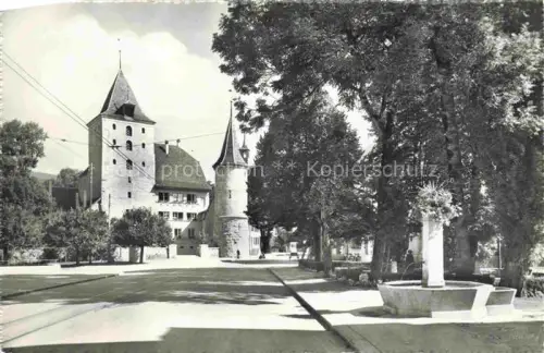 AK / Ansichtskarte Nidau Niedau Bielersee Lac de Bienne BE Schloss-Nidau Turm Brunnen Baeume Platz Strasse