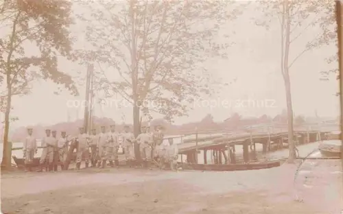 AK / Ansichtskarte BERLIN  CITY Soldaten Steg Holzbruecke Fluss Boote Baeume Ufer Militaer