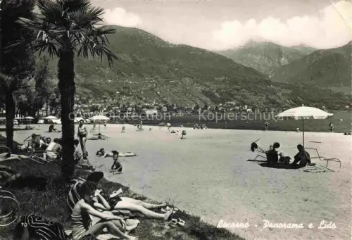 AK / Ansichtskarte LOCARNO Lago Maggiore TI Lido Strand Lago-Maggiore Palmen Badegaeste Sonnenschirme Berge Panorama