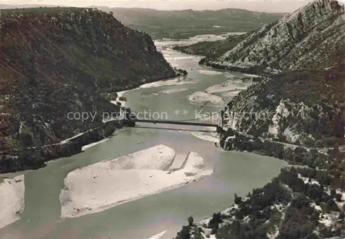 AK / Ansichtskarte Mirabeau APT 84 Vaucluse Pont-sur-la-Durance Durance Haengebruecke Fluss Schlucht Luftbild Sandinsel