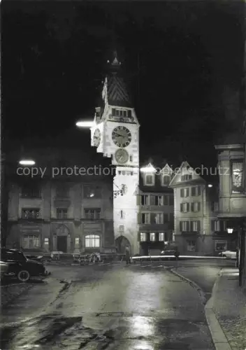 AK / Ansichtskarte ZUG  Zugersee ZG Zytturm Uhrturm Nachtaufnahme Altstadt Kopfsteinpflaster Autos Fahnen